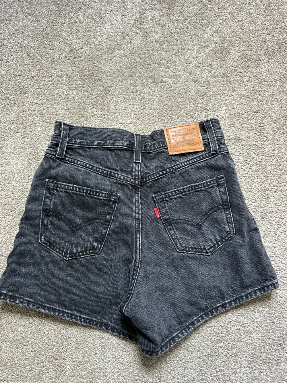 Levi’s W23 Black 80s Mom Denim High Rise Relaxed Fit Shorts - Picture 5 of 5